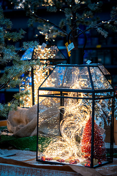 Décoration de Noël - illuminations - guirlande lumineuse dans lampe extérieure